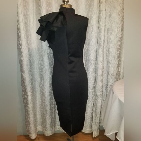 Ruffle Shoulder Bandage Dress med nwot - Picture 6 of 6